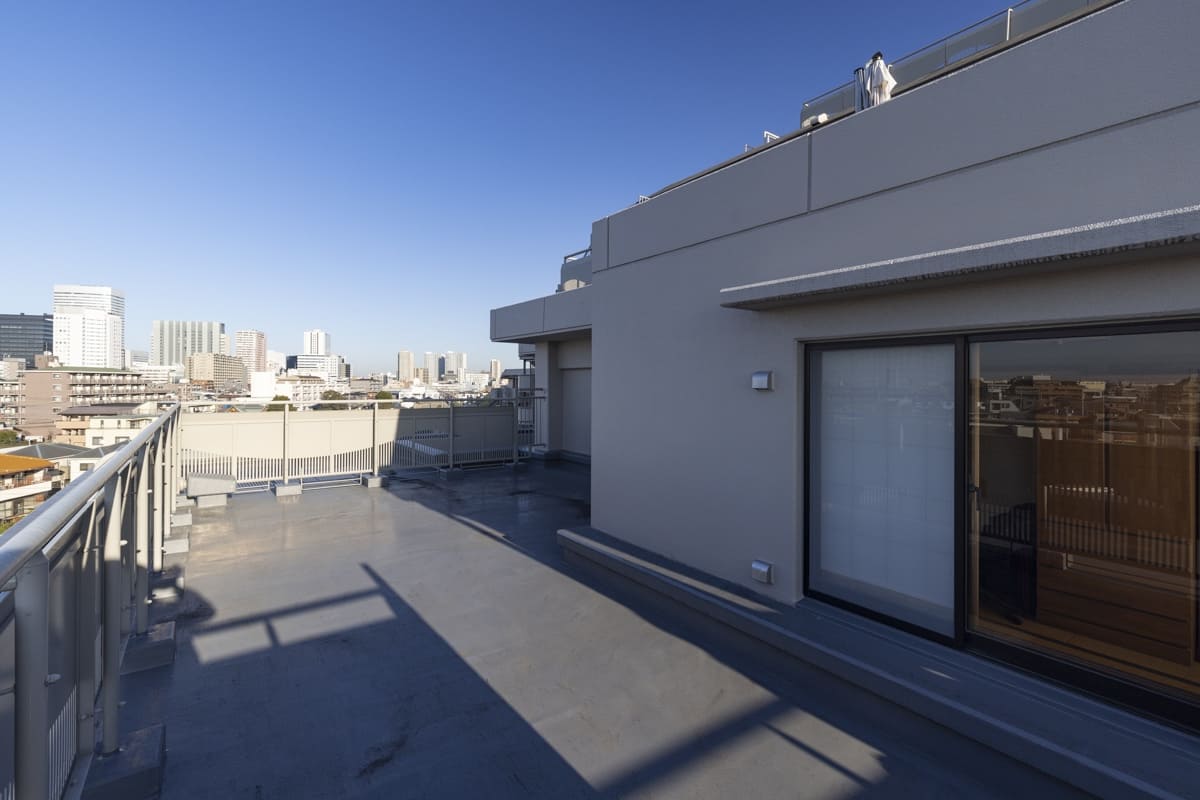 埼玉県の中古マンション: 広大なルーフバルコニー付き。空を近くに感じる贅沢空間「ルネ大宮パークステイツ」6階
